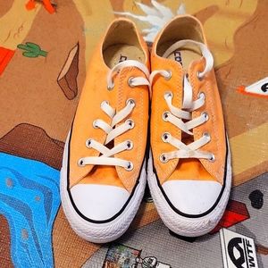 Womens converse says size 6